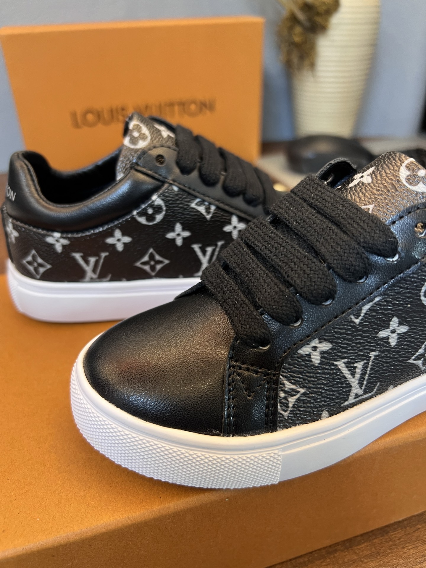 Children's shoes child